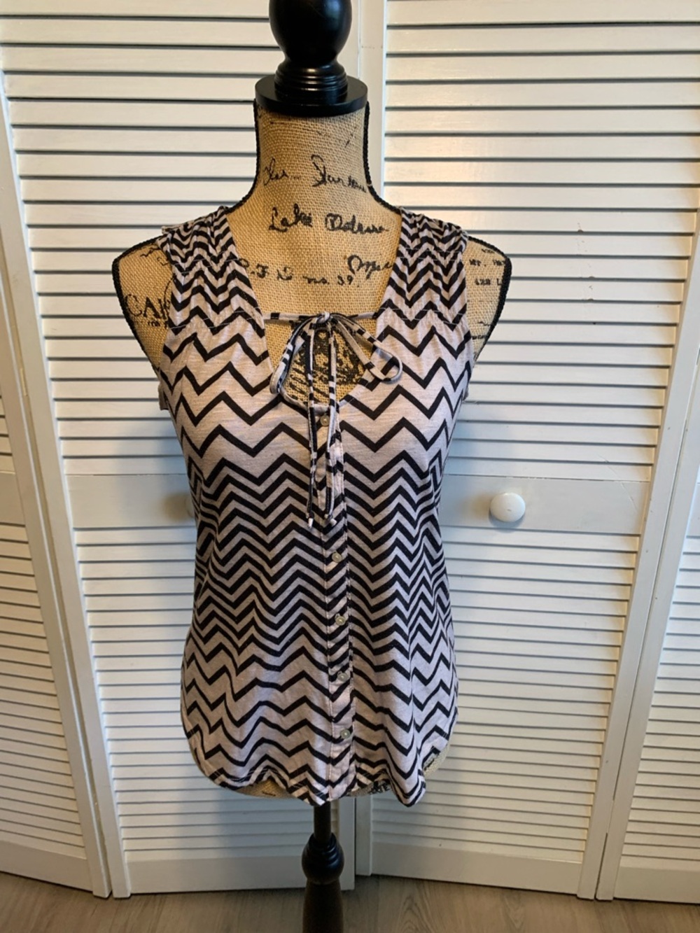 Belle Du Jour Black & Grayish-White Chevron Tank